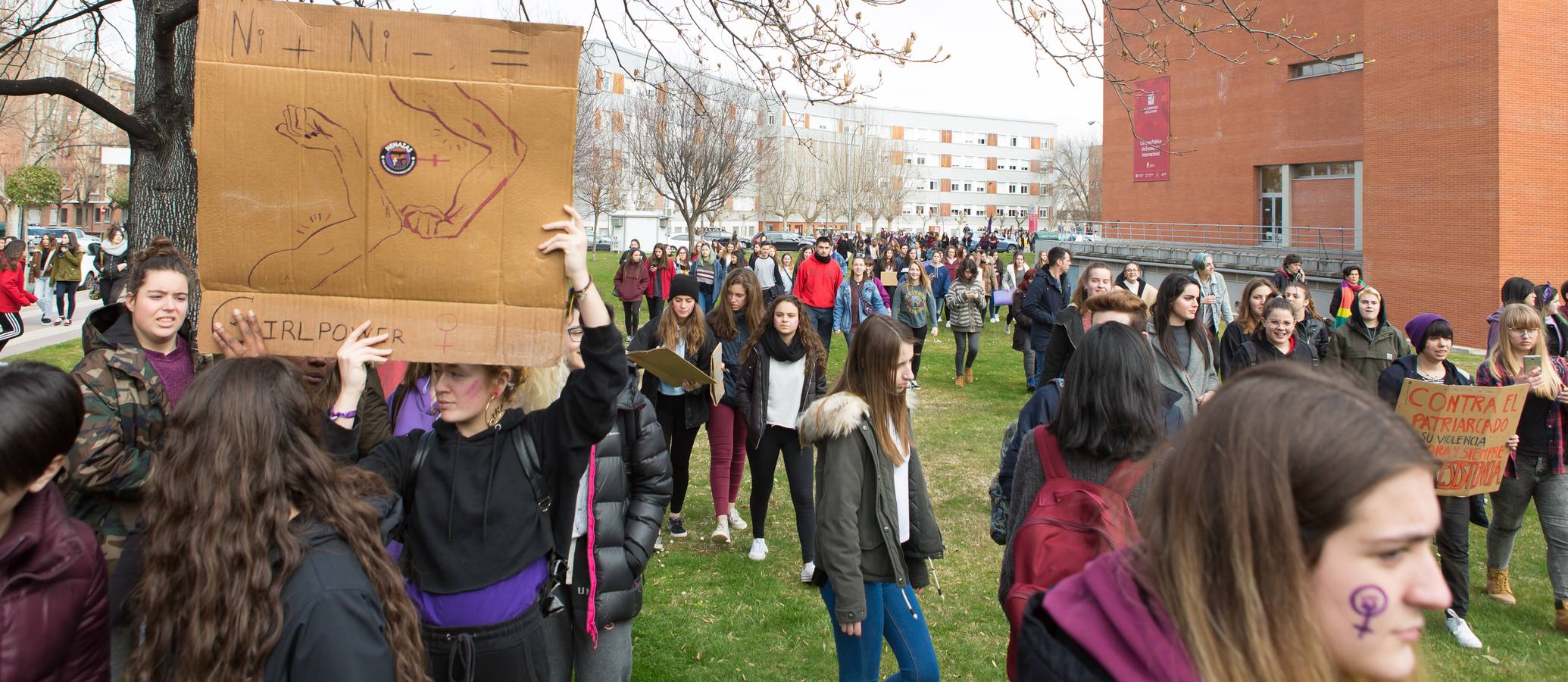 En el Día Internacional de la Mujer, las estudiantes han querido reivindicar la igualdad en una manifestación que ha partido de la UR y que ha llegado hasta la Delegación del Gobierno