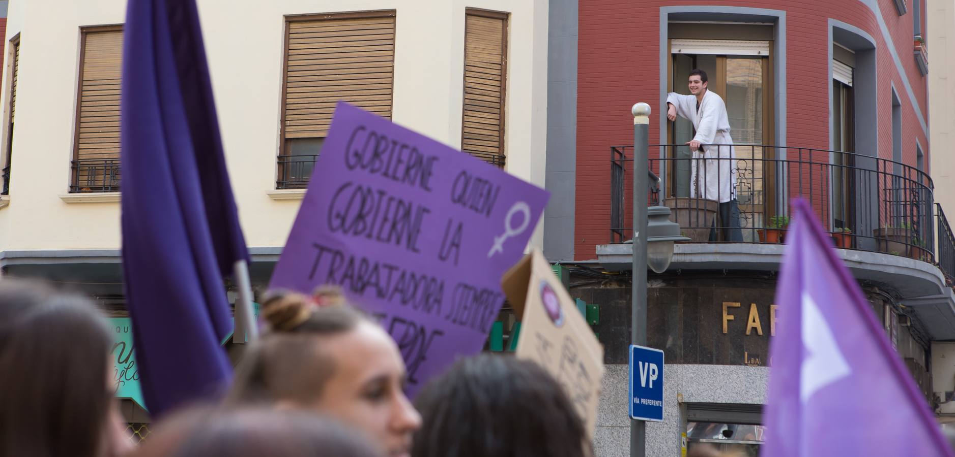 En el Día Internacional de la Mujer, las estudiantes han querido reivindicar la igualdad en una manifestación que ha partido de la UR y que ha llegado hasta la Delegación del Gobierno