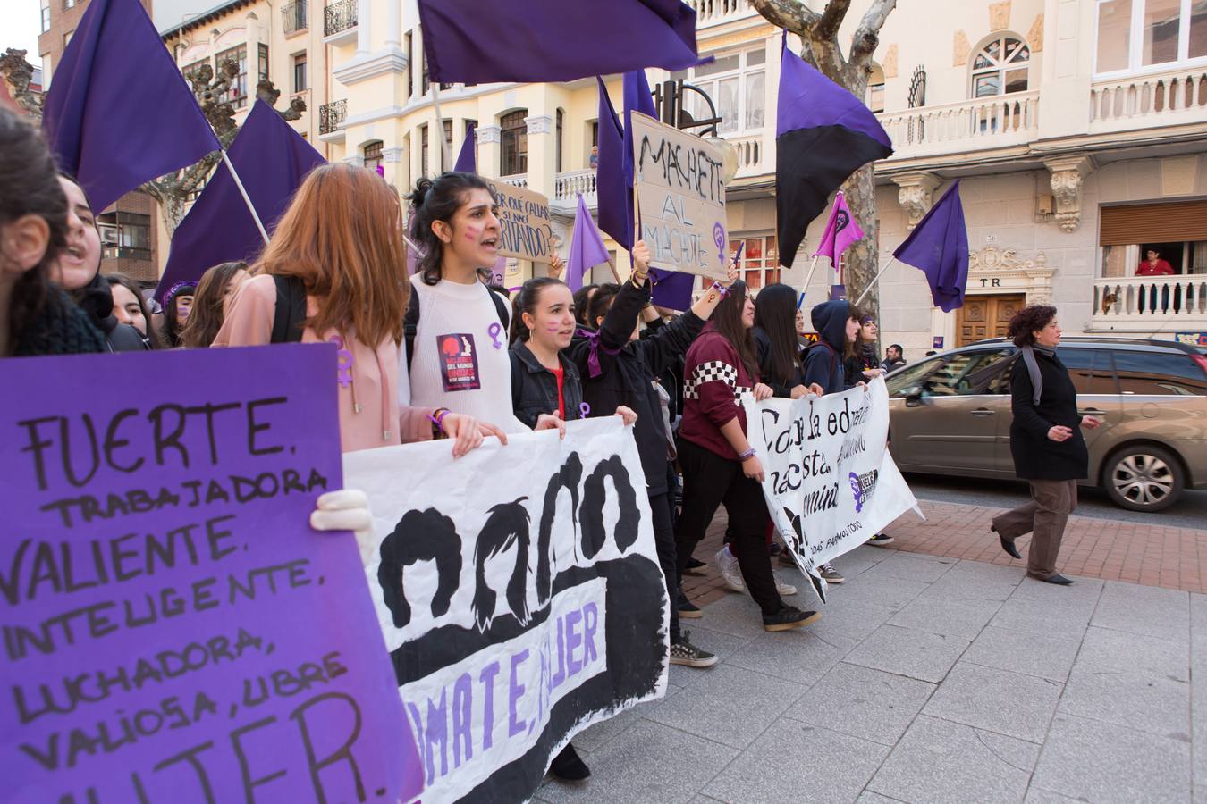 En el Día Internacional de la Mujer, las estudiantes han querido reivindicar la igualdad en una manifestación que ha partido de la UR y que ha llegado hasta la Delegación del Gobierno