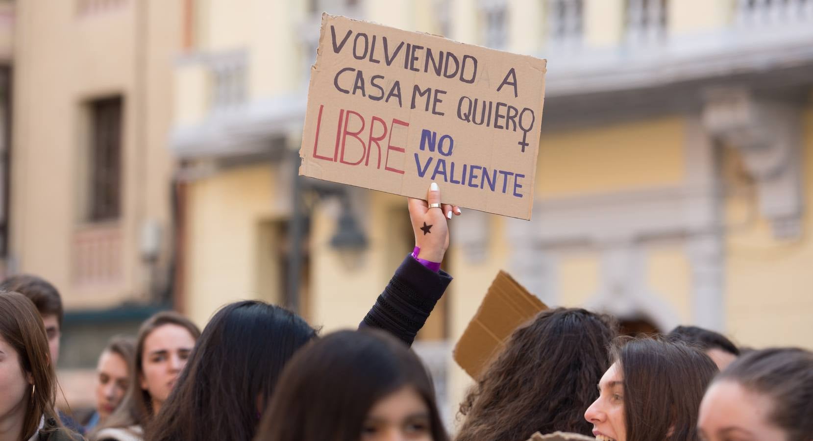 En el Día Internacional de la Mujer, las estudiantes han querido reivindicar la igualdad en una manifestación que ha partido de la UR y que ha llegado hasta la Delegación del Gobierno