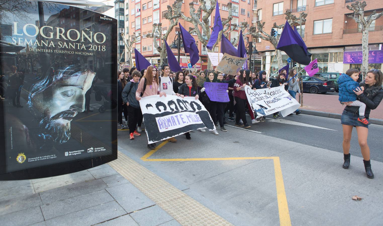 En el Día Internacional de la Mujer, las estudiantes han querido reivindicar la igualdad en una manifestación que ha partido de la UR y que ha llegado hasta la Delegación del Gobierno