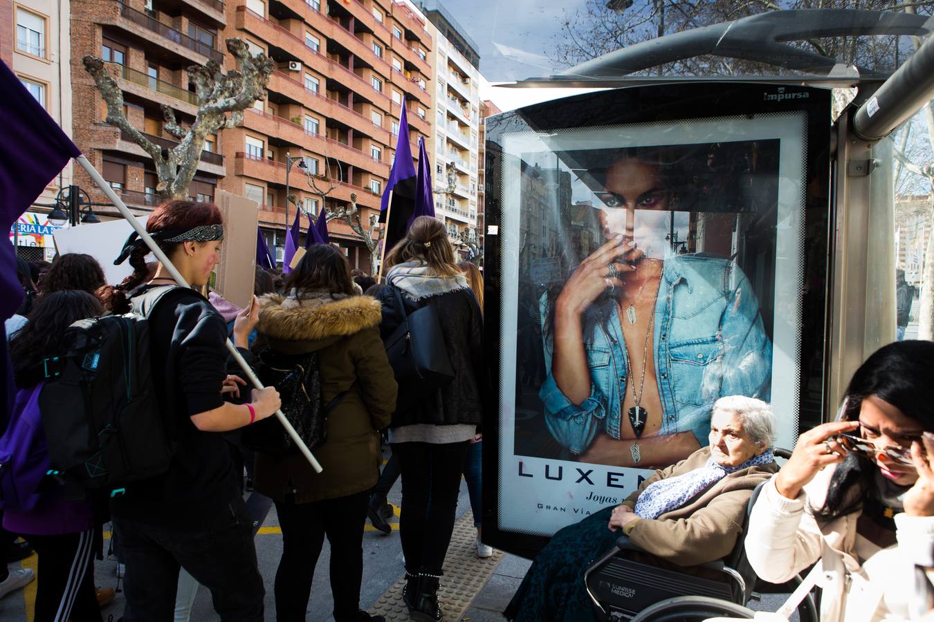 En el Día Internacional de la Mujer, las estudiantes han querido reivindicar la igualdad en una manifestación que ha partido de la UR y que ha llegado hasta la Delegación del Gobierno
