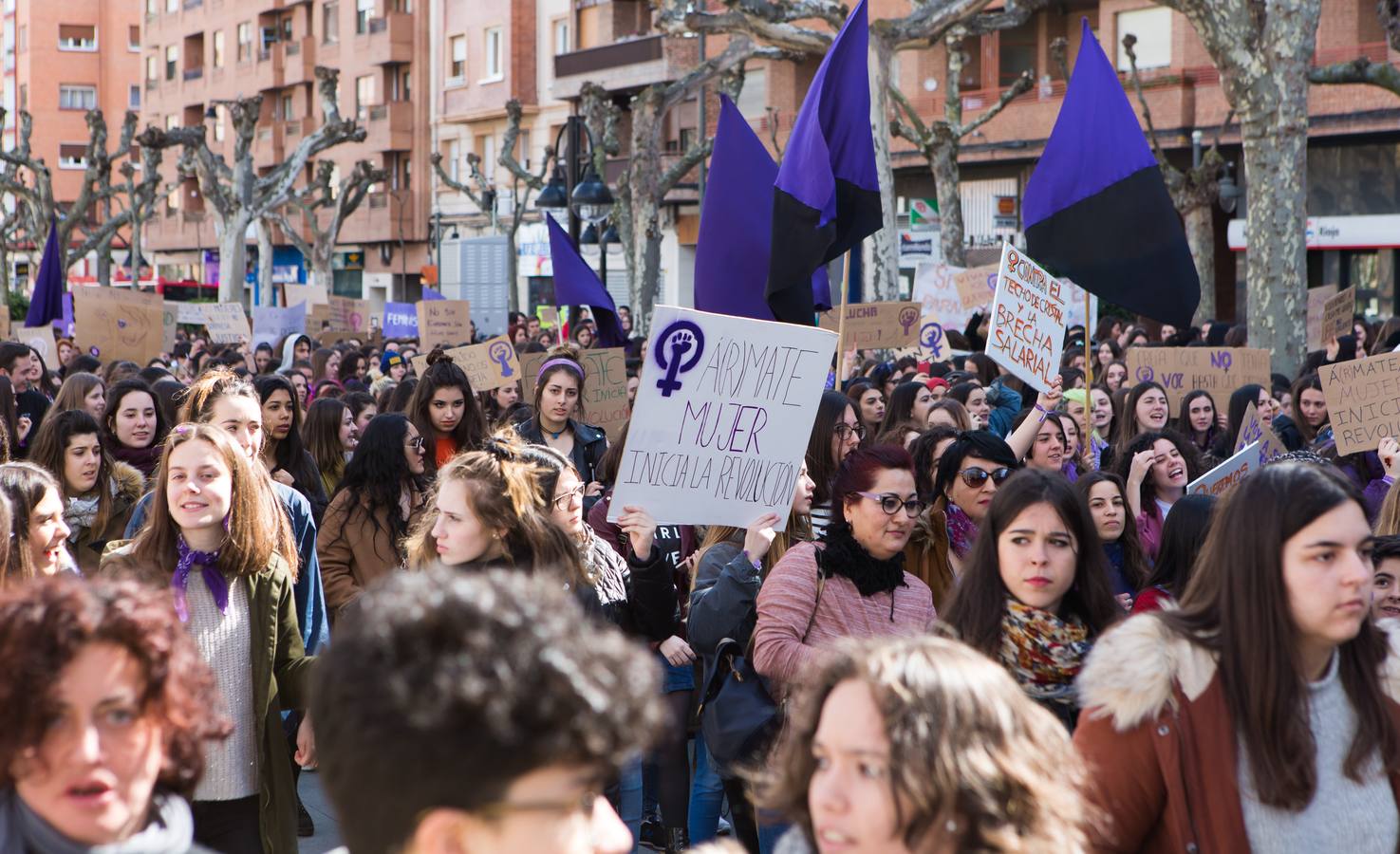 En el Día Internacional de la Mujer, las estudiantes han querido reivindicar la igualdad en una manifestación que ha partido de la UR y que ha llegado hasta la Delegación del Gobierno