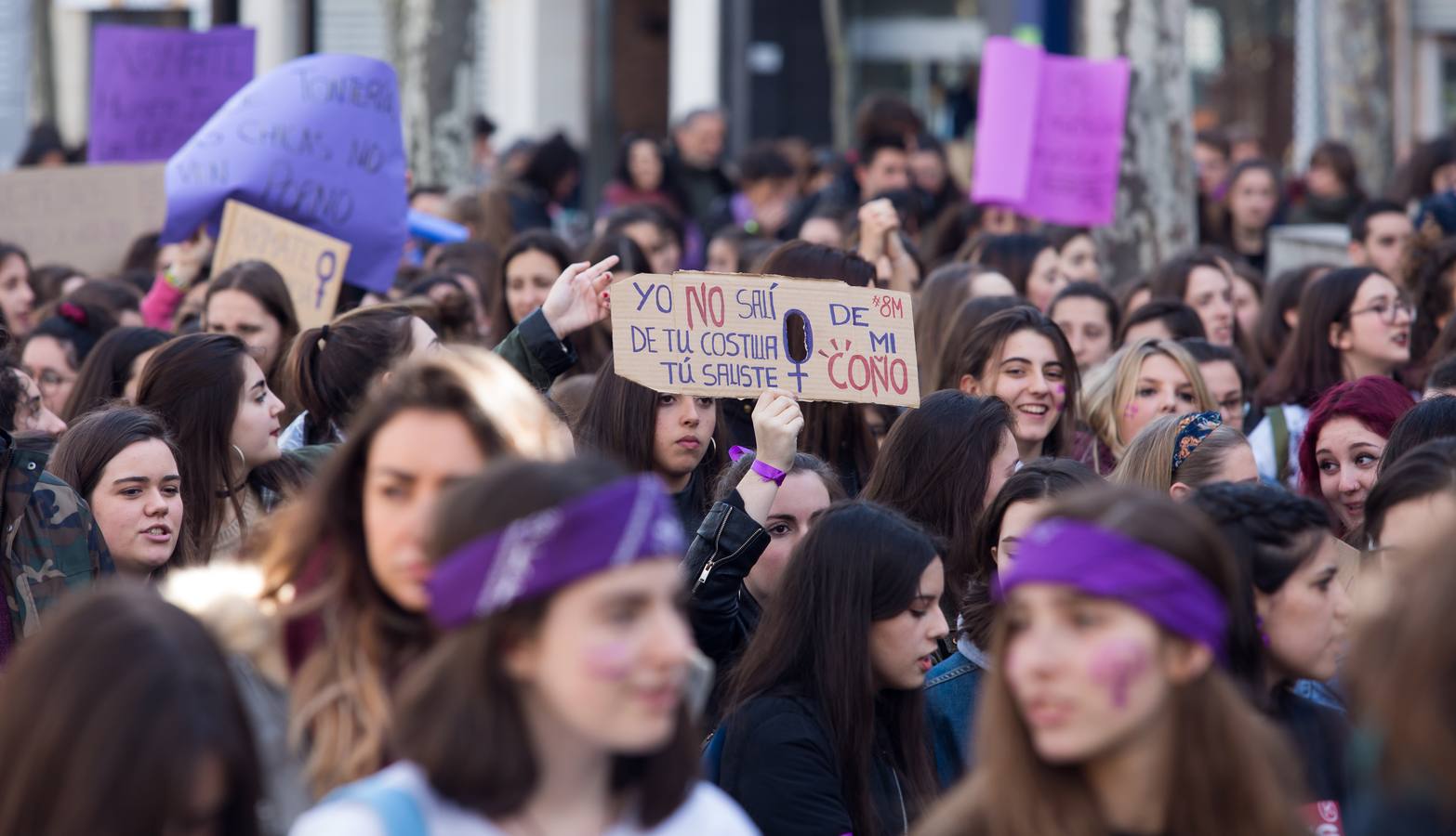 En el Día Internacional de la Mujer, las estudiantes han querido reivindicar la igualdad en una manifestación que ha partido de la UR y que ha llegado hasta la Delegación del Gobierno