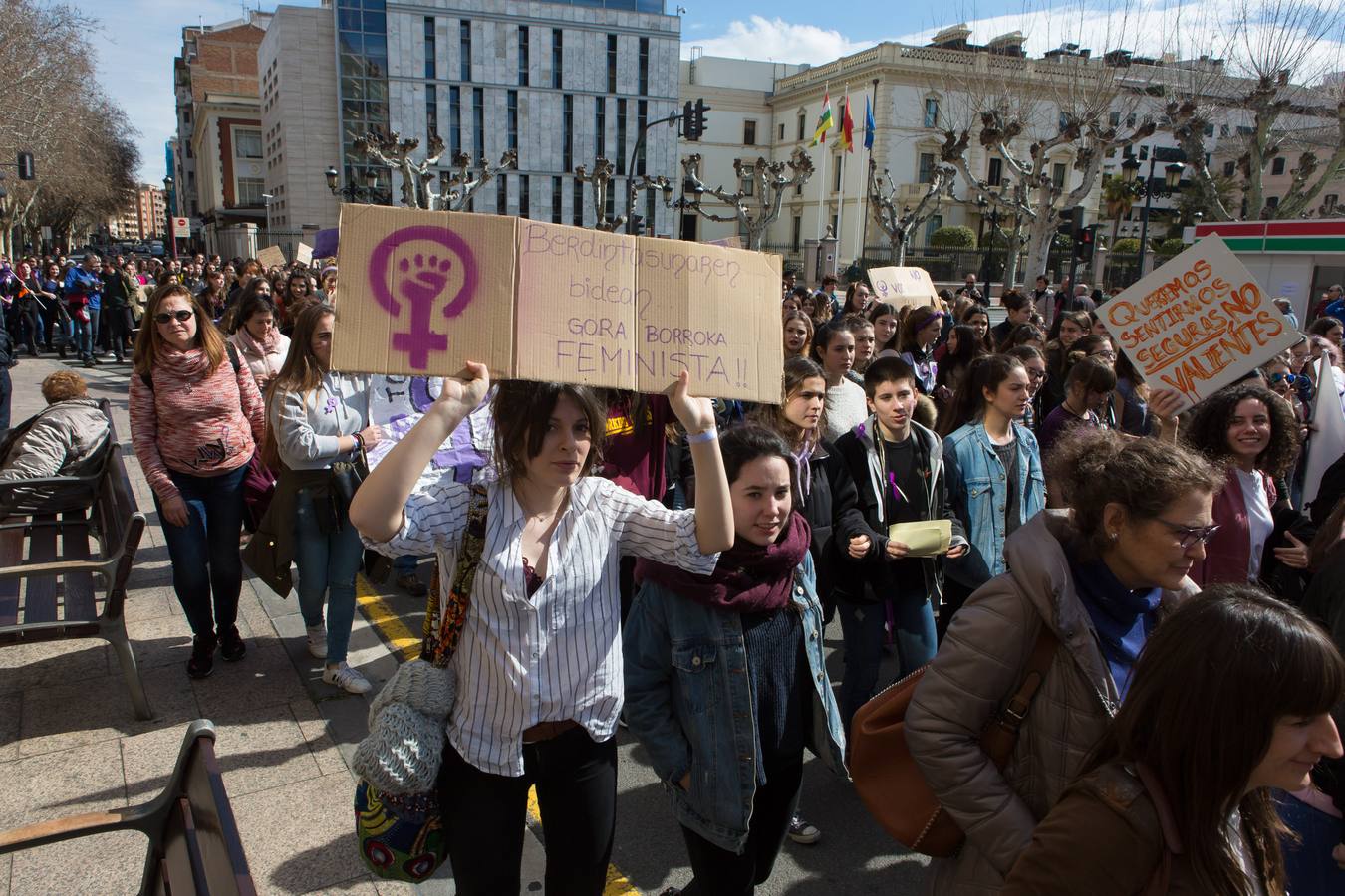 En el Día Internacional de la Mujer, las estudiantes han querido reivindicar la igualdad en una manifestación que ha partido de la UR y que ha llegado hasta la Delegación del Gobierno