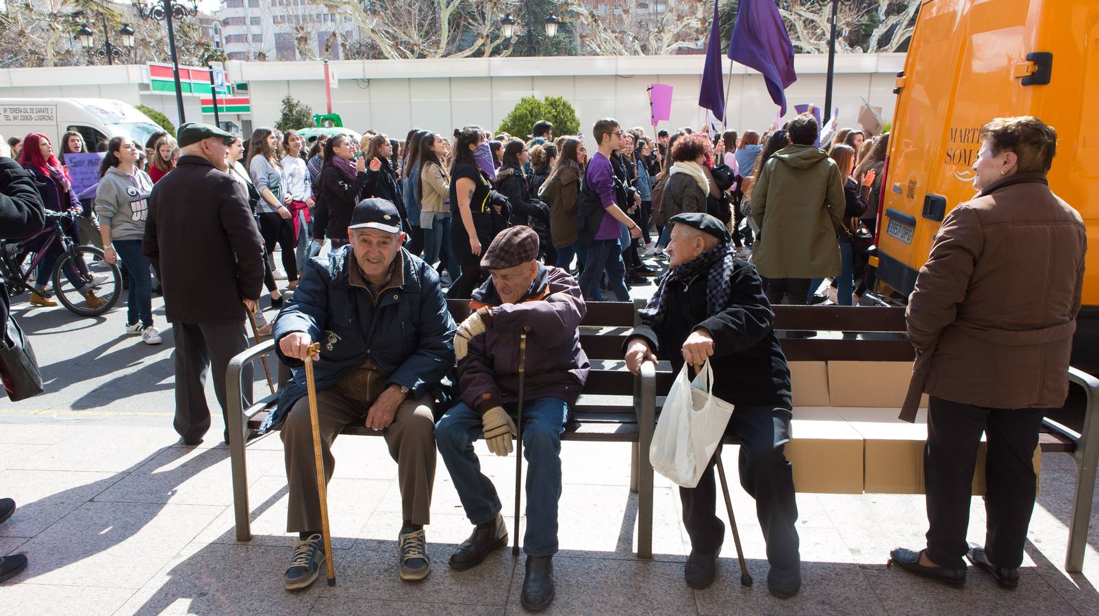En el Día Internacional de la Mujer, las estudiantes han querido reivindicar la igualdad en una manifestación que ha partido de la UR y que ha llegado hasta la Delegación del Gobierno