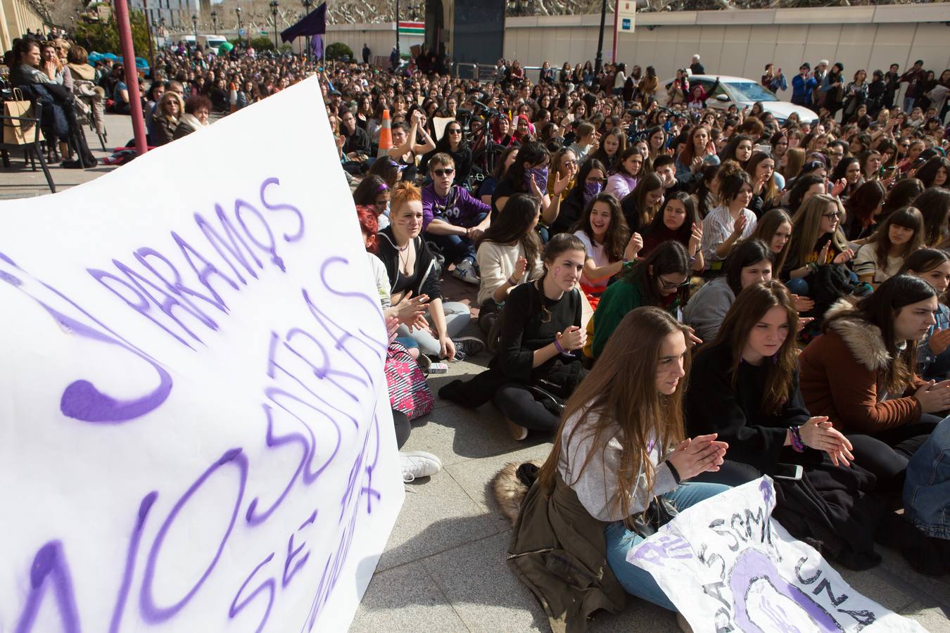 En el Día Internacional de la Mujer, las estudiantes han querido reivindicar la igualdad en una manifestación que ha partido de la UR y que ha llegado hasta la Delegación del Gobierno