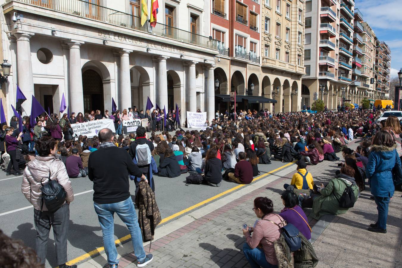 En el Día Internacional de la Mujer, las estudiantes han querido reivindicar la igualdad en una manifestación que ha partido de la UR y que ha llegado hasta la Delegación del Gobierno