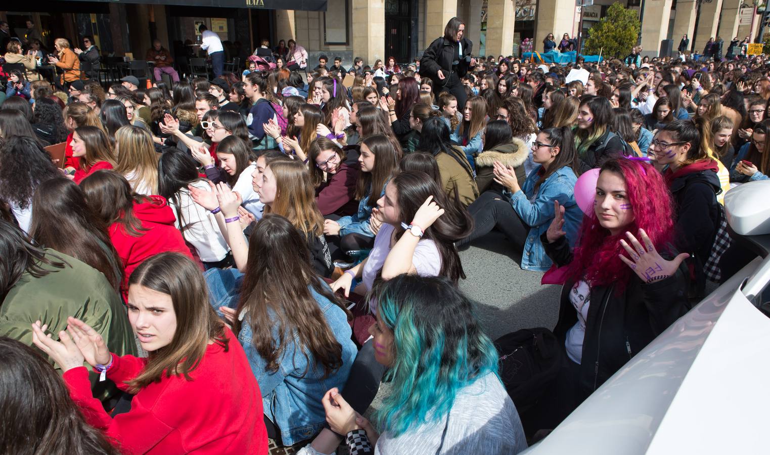 En el Día Internacional de la Mujer, las estudiantes han querido reivindicar la igualdad en una manifestación que ha partido de la UR y que ha llegado hasta la Delegación del Gobierno