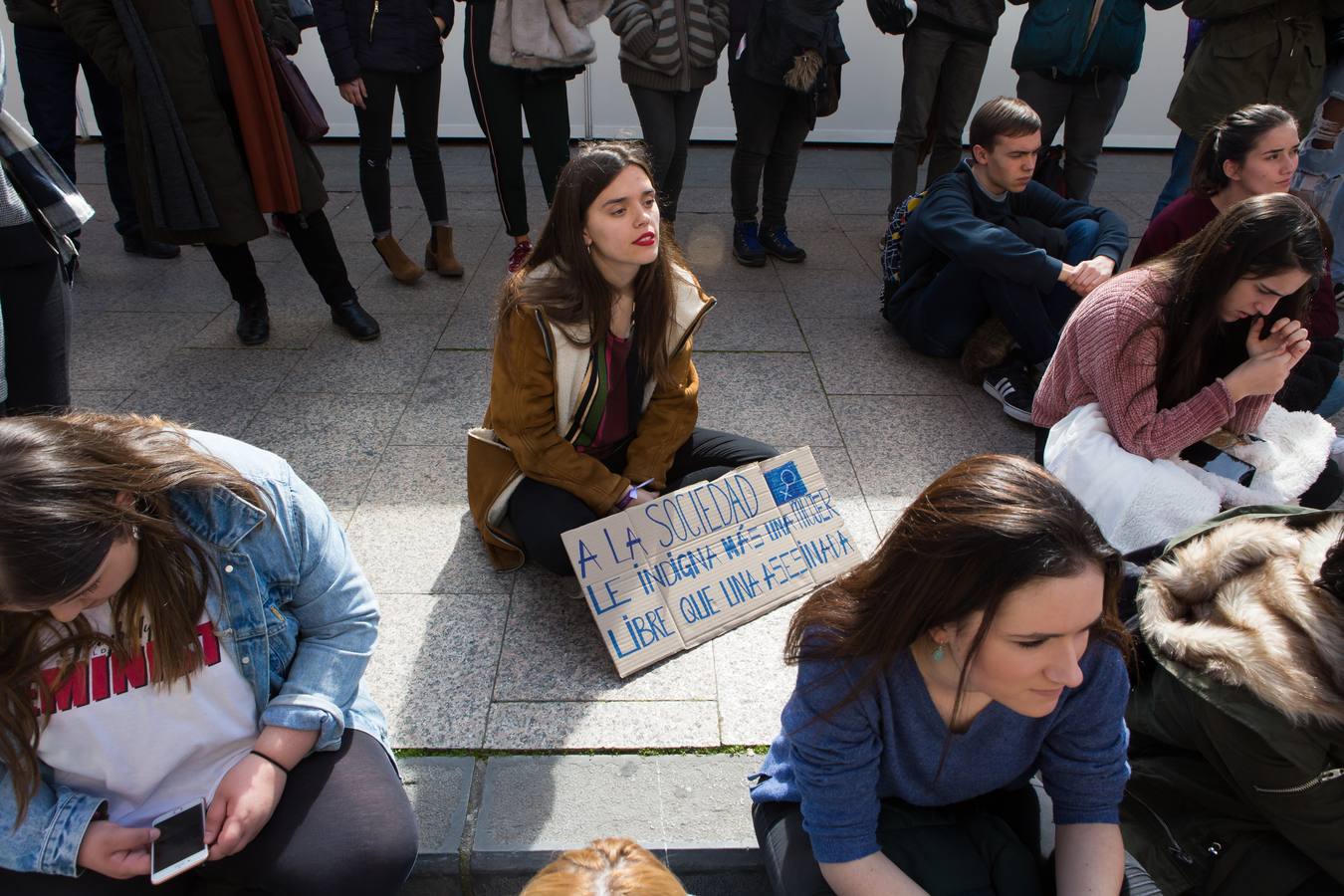 En el Día Internacional de la Mujer, las estudiantes han querido reivindicar la igualdad en una manifestación que ha partido de la UR y que ha llegado hasta la Delegación del Gobierno