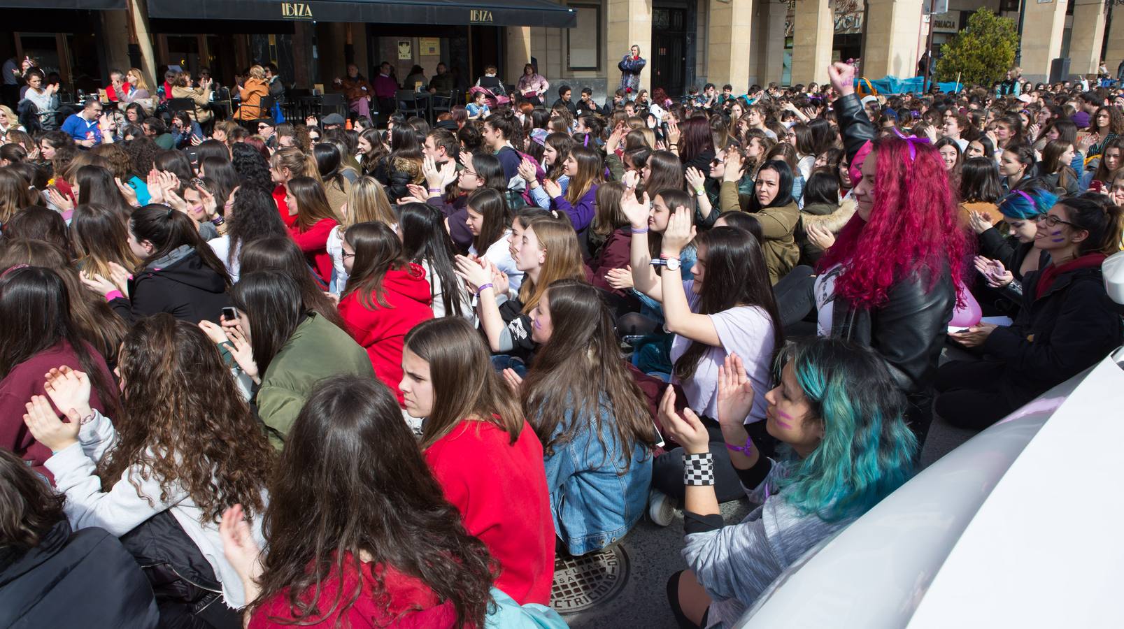 En el Día Internacional de la Mujer, las estudiantes han querido reivindicar la igualdad en una manifestación que ha partido de la UR y que ha llegado hasta la Delegación del Gobierno