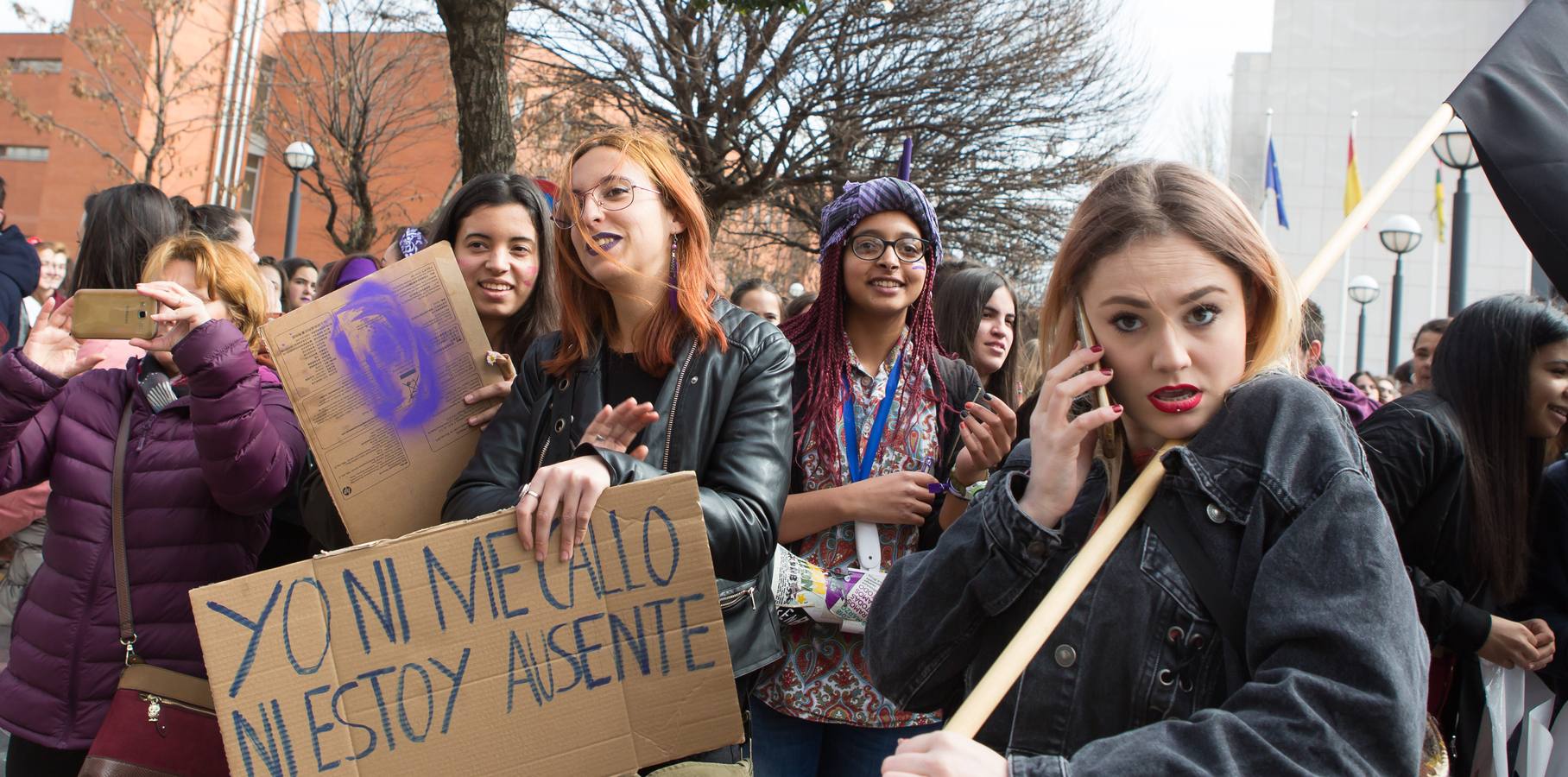 En el Día Internacional de la Mujer, las estudiantes han querido reivindicar la igualdad en una manifestación que ha partido de la UR y que ha llegado hasta la Delegación del Gobierno