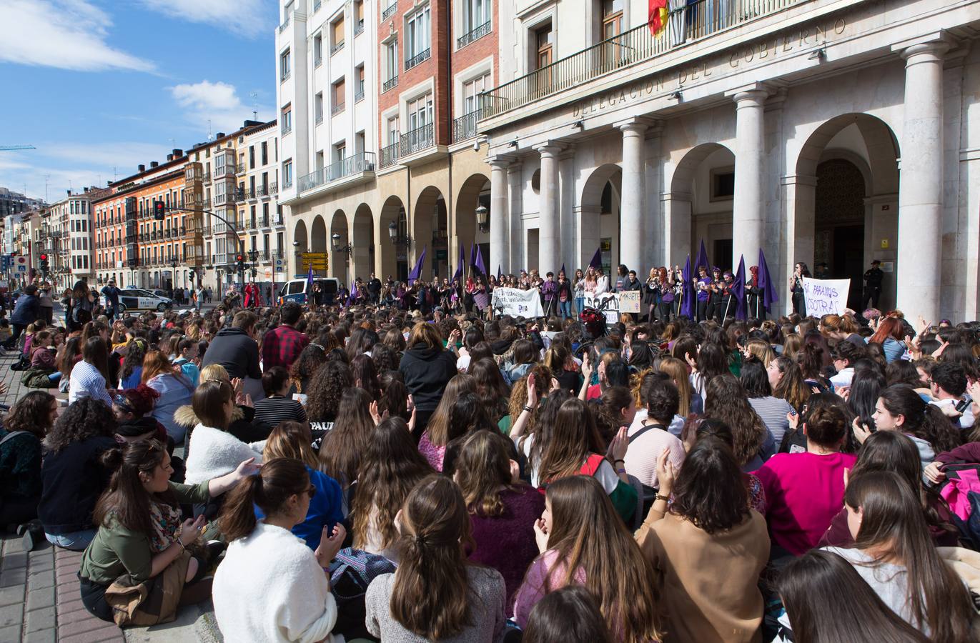 En el Día Internacional de la Mujer, las estudiantes han querido reivindicar la igualdad en una manifestación que ha partido de la UR y que ha llegado hasta la Delegación del Gobierno
