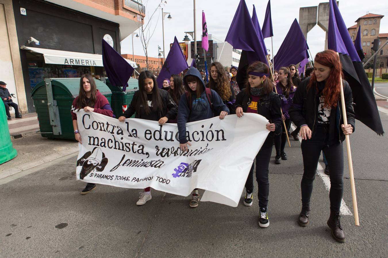 En el Día Internacional de la Mujer, las estudiantes han querido reivindicar la igualdad en una manifestación que ha partido de la UR y que ha llegado hasta la Delegación del Gobierno