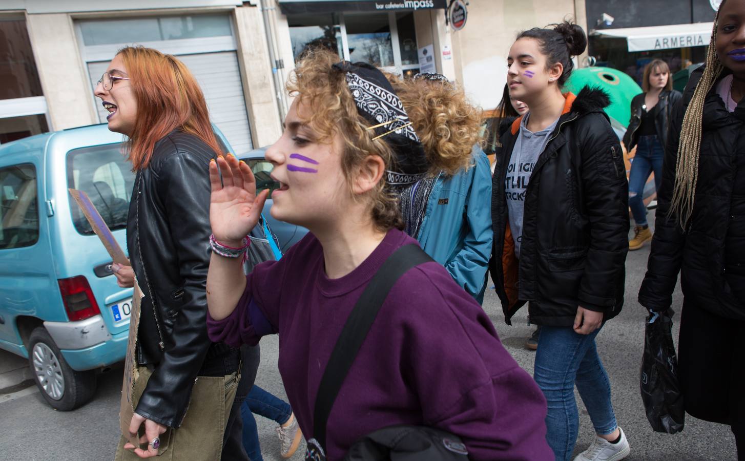 En el Día Internacional de la Mujer, las estudiantes han querido reivindicar la igualdad en una manifestación que ha partido de la UR y que ha llegado hasta la Delegación del Gobierno