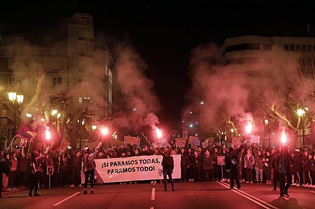 Manifestación de la Coordinadora Huelga Feminista a su paso frente al Palacete de Gobierno. :: JUSTO RODRÍGUEZ