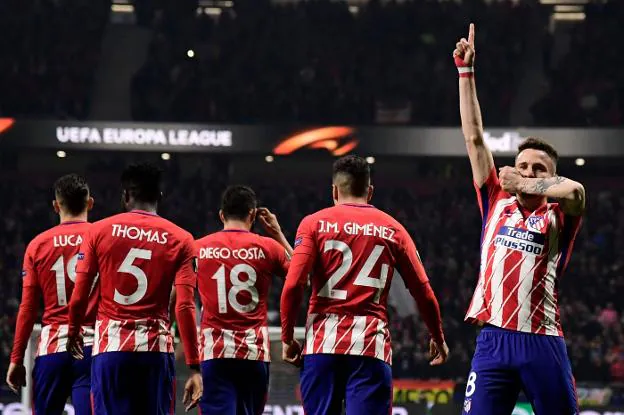 Saúl celebra el primer tanto del Atlético, un golazo desde 30 metros. :: afp