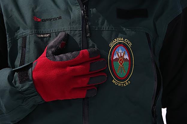 Uno de los agentes del EREIM señala el escudo en su uniforme. :: J.M.