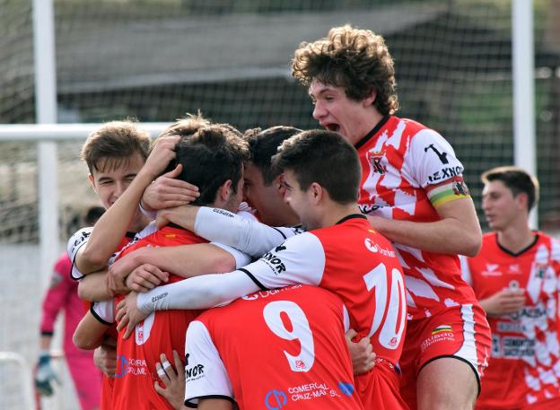 Los jugadores del Varea celebran el gol del triunfo. :: m. h.