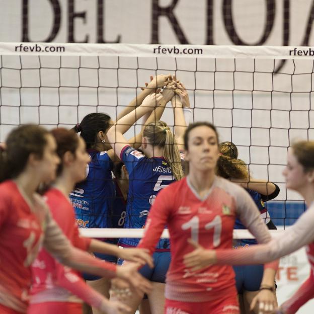 El equipo jarrero celebra uno de los puntos que le llevaron a la victoria ayer en El Ferial. :: donézar