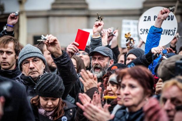 Manifestación en Bratislava por el asesinato de un periodista y su novia. :: Jakub Gavlak / efe