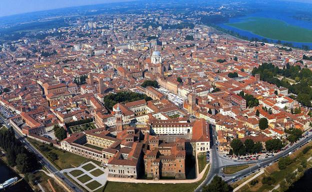 Vistas aéreas de la ciudad de Mantua, ubicada en la región de Lombardía. 