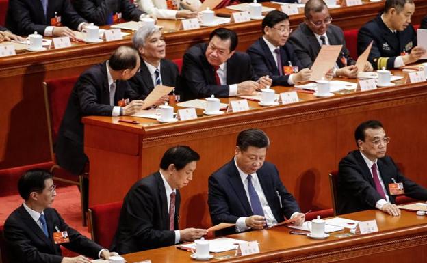 El presidente Xi Jinping, en el centro, en la Asamblea Nacional Popular. 