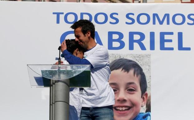 Los padres de Gabriel, durante la concentración del viernes 