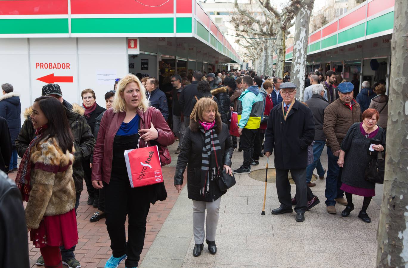 Tercera y últiima jornada de la feria, que durante todo el fin de semana se está celebrando en el Espolón logroñés.