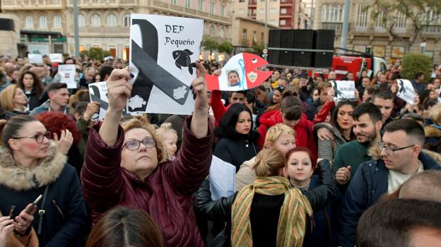 Concentración en Puerta Purchena, en la capital almeriense, donde 12.000 personas guardaron cinco minutos de impresionante silencio. EFE