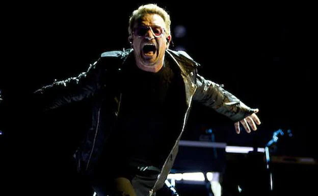 Bono actúa en un concierto. 