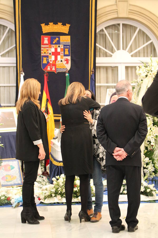 La capilla ardiente de Gabriel Cruz, instalada en el Palacio Provincial de la Diputación de Almería, ha abierto esta tarde sus puertas para que todo aquel que lo desee pueda acompañar a la familia del pequeño, cuyo cadáver fue hallado ayer en el maletero del vehículo de la pareja de su padre.