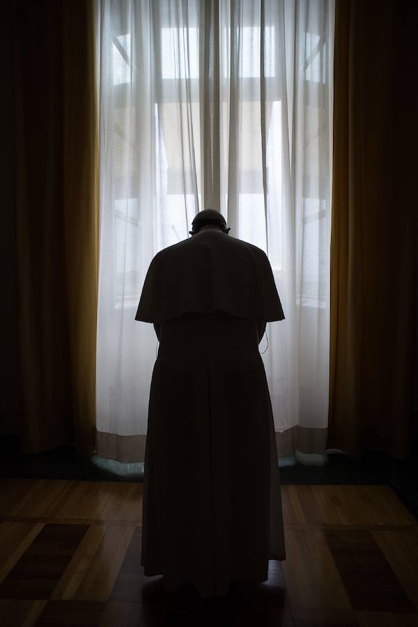 El papa Francisco, momentos antes de asomarse a la baldonada del Vaticano, por el Angelus. 