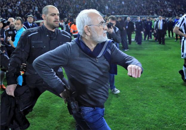 El propietario del PAOK, con una pistola, sobre el césped :: reuters