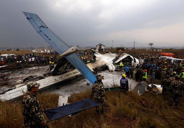 Labores de rescate junto a los restos del avión siniestrado. :: reuters