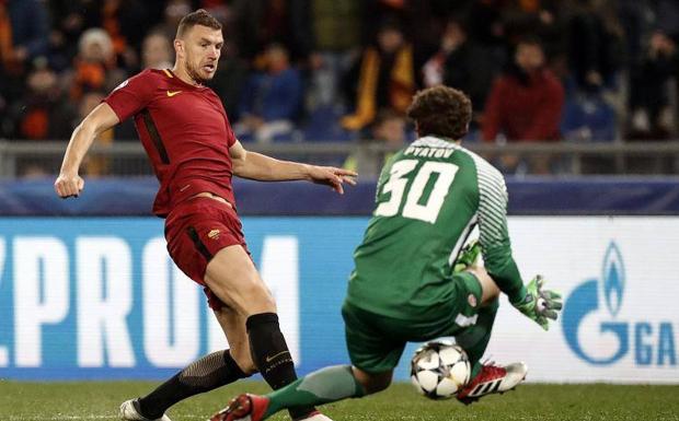 Edin Dzeko logra el gol que clasifica a cuartos a la Roma. 