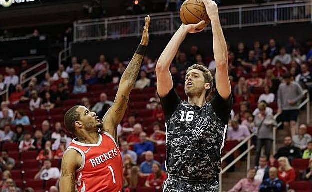 Pau Gasol lanza a canasta. 