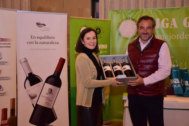 Javier Romero recibe de Leticia Villegas, de Finca Valpiedra, el premio. :: 