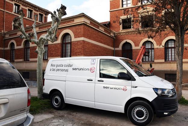 Una de las furgonetas de la empresa Serunión, prestadora del servicio de comidas. :: miguel herreros
