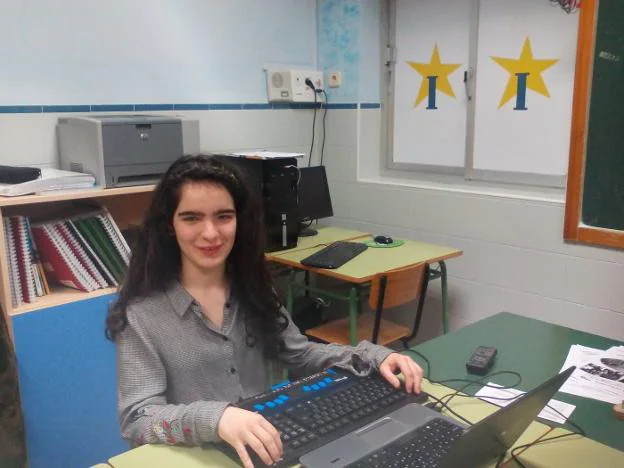 La estudiante Aitana Fernández Solano con su ordenador en clase. :: la salle-el pilar