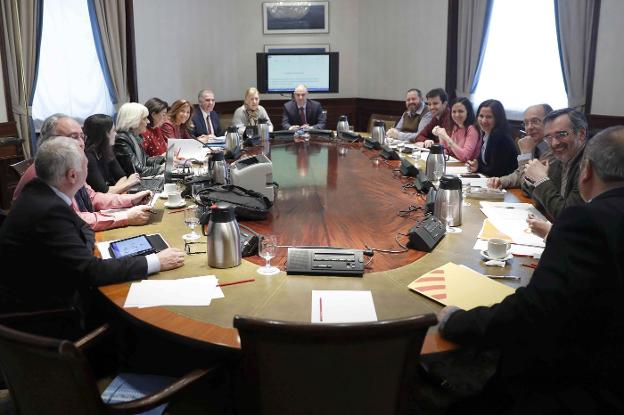 Imagen de la última reunión al completo, la semana pasada, de la subcomisión del pacto educativo. :: efe