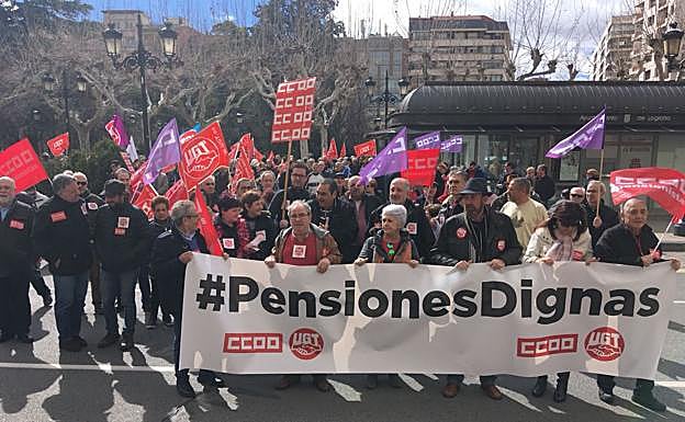 Los jubilados han vuelto a manifestarse frente a la Delegación de Gobierno de La Rioja