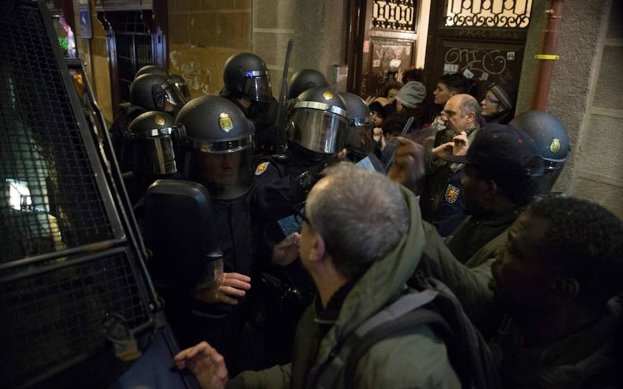 Un grupo de más de medio centenar de personas han quemado contenedores y causado desperfectos en el mobiliario urbano en el madrileño barrio de Lavapiés tras la muerte este jueves de un mantero de 35 años y origen subsahariano a causa de una parada cardiorrespiratoria.