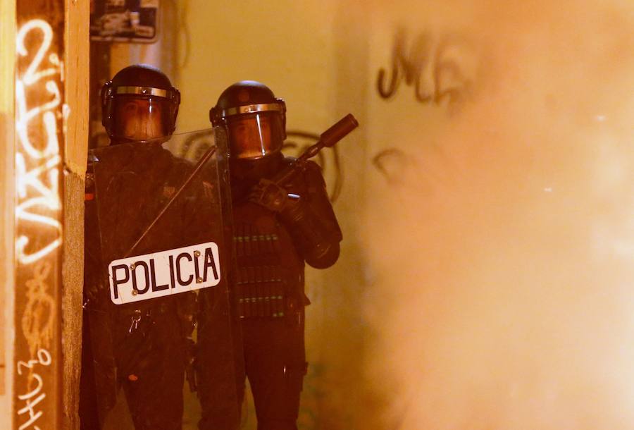 Un grupo de más de medio centenar de personas han quemado contenedores y causado desperfectos en el mobiliario urbano en el madrileño barrio de Lavapiés tras la muerte este jueves de un mantero de 35 años y origen subsahariano a causa de una parada cardiorrespiratoria.