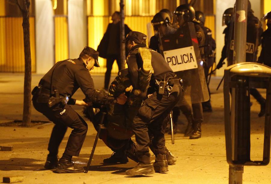 Un grupo de más de medio centenar de personas han quemado contenedores y causado desperfectos en el mobiliario urbano en el madrileño barrio de Lavapiés tras la muerte este jueves de un mantero de 35 años y origen subsahariano a causa de una parada cardiorrespiratoria.