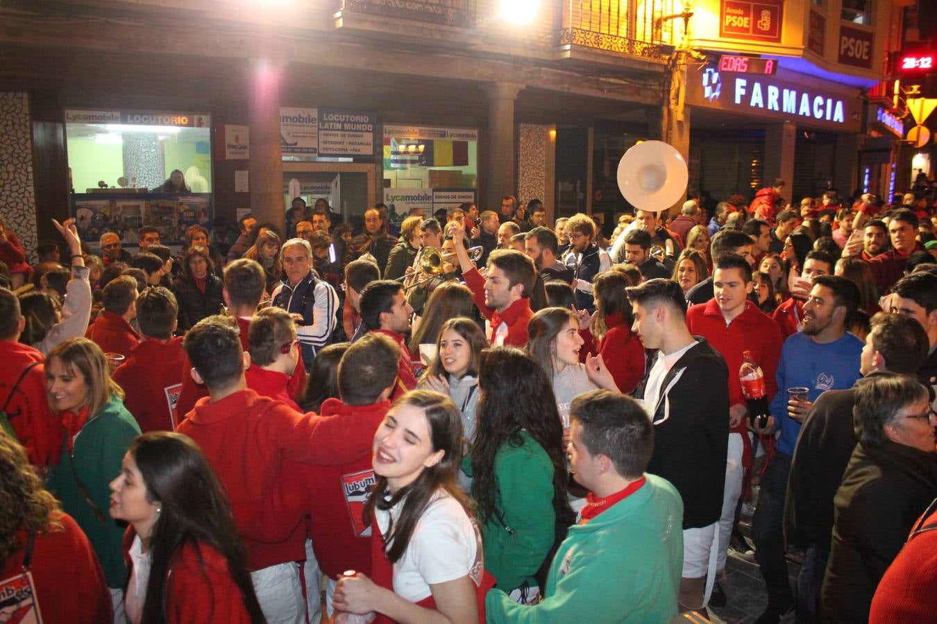 El lanzamiento de la 'bomba' abrió la noche del jueves 72 horas de fuestas de San José en Arnedo