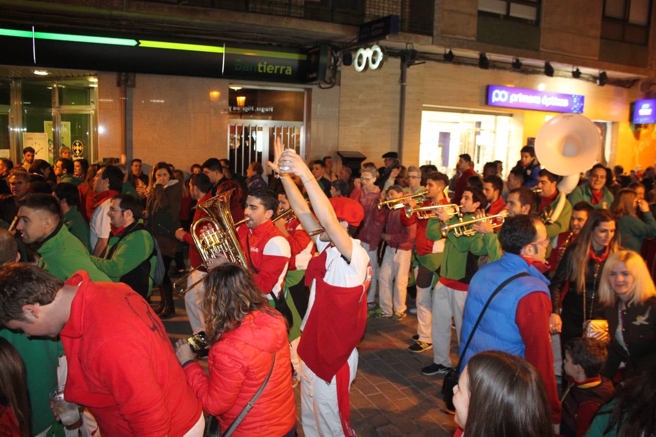 El lanzamiento de la 'bomba' abrió la noche del jueves 72 horas de fuestas de San José en Arnedo