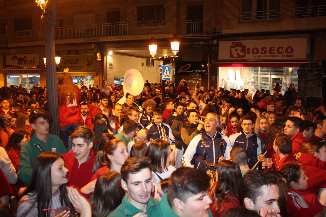 El lanzamiento de la 'bomba' abrió la noche del jueves 72 horas de fuestas de San José en Arnedo