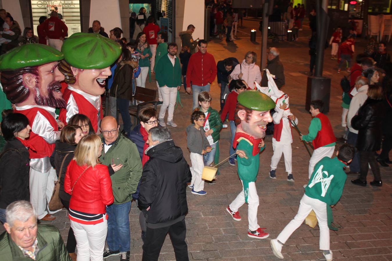 El lanzamiento de la 'bomba' abrió la noche del jueves 72 horas de fuestas de San José en Arnedo