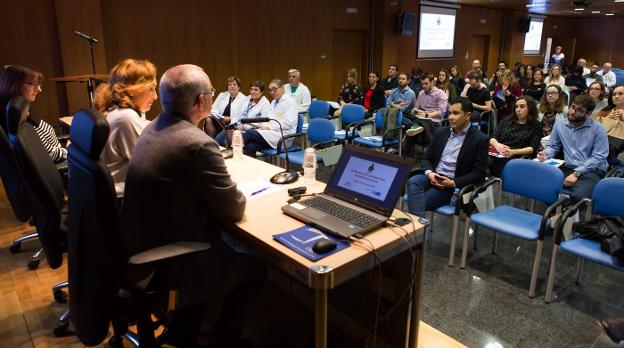 Inauguración de la Reunión de la Sociedad de Medicina Intensiva. A la izquierda, un pictograma para facilitar la comunicación.